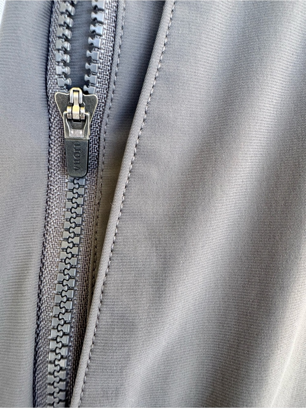 Vuori Men's Jogger Pants in Slate Gray - Picture 4 of 9